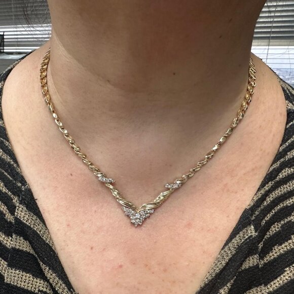 'V' Shaped Two-Toned Diamond Vintage Style Necklace 1.00cttw 14k Yellow Gold - Picture 5 of 6